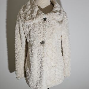 Elegant Cream Textured Women's Faux Fur Jacket. By Daytrip. Size Small. Pockets